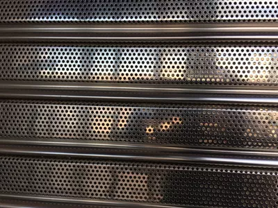 Cortina metálica microperforada