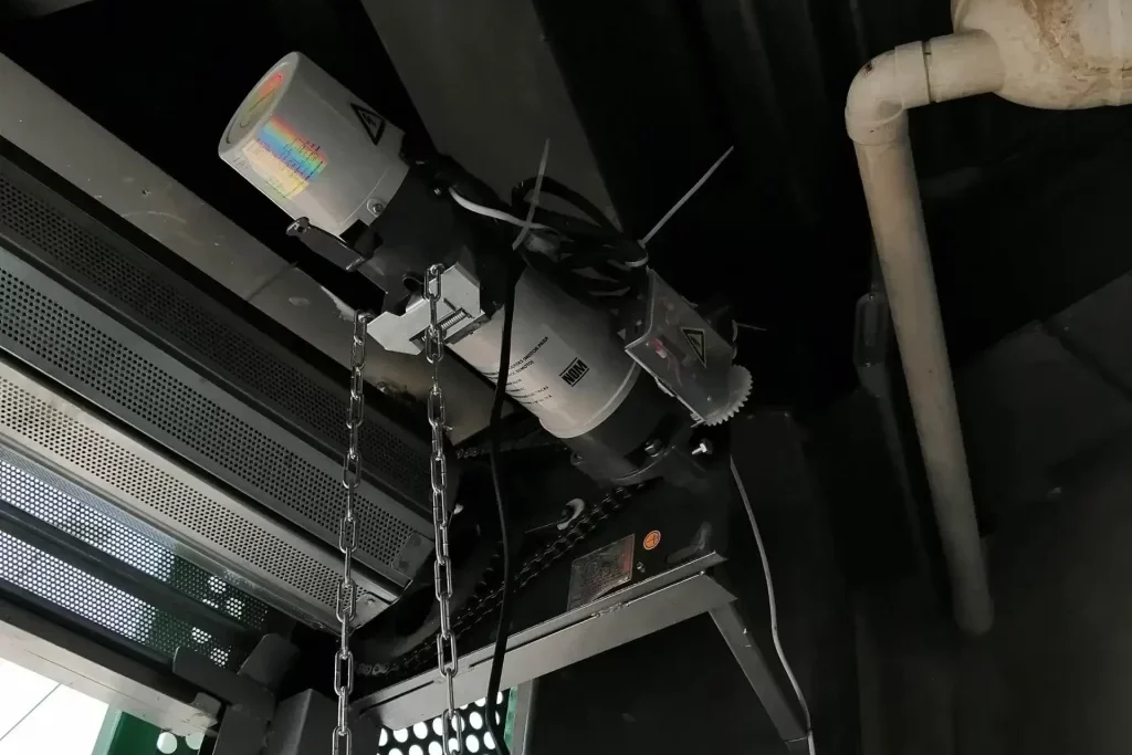 Motorización de cortina metálica